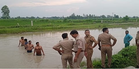 ಮೃತದೇಹದ ಭಾಗಗಳಲ್ಲಿ ಕಾಲುವೆಯಲ್ಲಿ ಸಂಗ್ರಹಿಸುತ್ತಿರುವ ಪೊಲೀಸರು