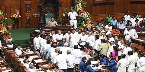 ವಿಧಾನಸಭೆಯಲ್ಲಿ ಬಿಜೆಪಿ ಸದಸ್ಯರು ಸಭಾಧ್ಯಕ್ಷರ ಪೀಠದ ಮುಂದೆ ಮಂಗಳವಾರ ಪ್ರತಿಭಟನೆ ನಡೆಸಿದರು.