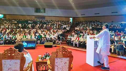 ಬೆಂಗಳೂರಿನ ಸೆಂಟ್ರಲ್‌ ಕಾಲೇಜಿನ ಜ್ಞಾನಜ್ಯೋತಿ ಸಭಾಂಗಣದಲ್ಲಿ ನಡೆದ ಬಿ.ಡಿ.ಎ ಪೆರಿಫೆರಲ್ ರಿಂಗ್ ರಸ್ತೆಯ ಯೋಜನೆಯಲ್ಲಿ ಭೂಸ್ವಾಧೀನಕ್ಕೆ ಒಳಗಾಗಿರುವ ರೈತರು ಮತ್ತು ಭೂಮಾಲೀಕರ ಕುಂದು ಕೊರತೆಗಳ ಆಲಿಸುತ್ತಿರುವ ಡಿಕೆ.ಶಿವಕುಮಾರ್.