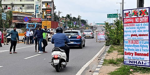 ಸರ್ಕಾರದ ಆದೇಶದ ಮೇರೆಗೆ ಮೈಸೂರು-ಬೆಂಗಳೂರು ಎಕ್ಸ್‌ಪ್ರೆಸ್‌ವೇಯಲ್ಲಿ ದ್ವಿಚಕ್ರ ಮತ್ತು ತ್ರಿಚಕ್ರ ವಾಹನಗಳು ಮತ್ತು ಟ್ರ್ಯಾಕ್ಟರ್‌ಗಳಂತಹ ಕೃಷಿ ಸಂಬಂಧಿತ ವಾಹನ ಪ್ರವೇಶಕ್ಕೆ ನಿಷೇಧ ಹೇರಿರುವುದು