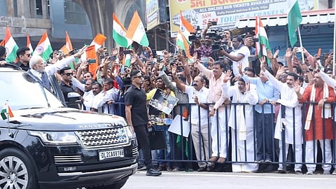 ಪ್ರಧಾನಿ ಮೋದಿಯವರ ರೋಡ್ ಶೋ ಸಂದರ್ಭದಲ್ಲಿ ಬಿಜೆಪಿ ನಾಯಕರು ಉತ್ಸಾಹದಿಂದ ಸ್ವಾಗತಿಸುತ್ತಿರುವುದು