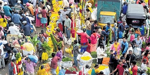 ಗೌರಿ-ಗಣೇಶ ಹಬ್ಬದ ಮುನ್ನಾದಿನವಾದ ಭಾನುವಾರದಂದು ಬೆಂಗಳೂರಿನ ಸಿಟಿ ಮಾರ್ಕೆಟ್‌ನಲ್ಲಿ ಜನರು ಹೂವು ಮತ್ತು ಇತರ ಪೂಜಾ ಸಾಮಗ್ರಿಗಳ ಖರೀದಿಸುತ್ತಿರುವುದು.