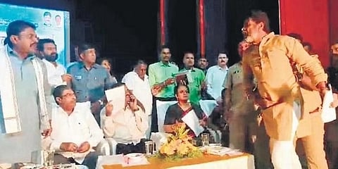 ವೇದಿಕೆ ಮೇಲೆ ಶಾಸಕ-ಸಂಸದರ ಜಟಾಪಟಿ