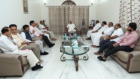 ಮೈತ್ರಿಕೂಟದ ನಾಯಕರು ಸಭೆ ನಡೆಸುತ್ತಿರುವುದು.
