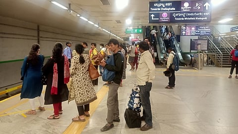 ನಿಲ್ದಾಣದಲ್ಲಿ ರೈಲಿಗಾಗಿ ಕಾಯುತ್ತಿರುವ ಪ್ರಯಾಣಿಕರು.