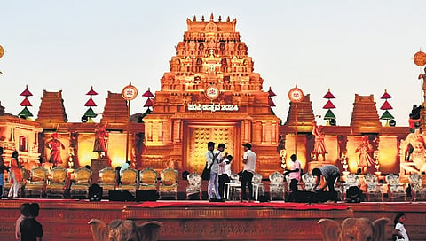ಕಲಾವಿದ ಅರುಣ್ ಸಾಗರ್ ವಿನ್ಯಾಸಗೊಳಿಸಿರುವ ಉತ್ಸವದ ಮುಖ್ಯ ವೇದಿಕೆ ಗಾಯತ್ರಿ ಪೀಠ.
