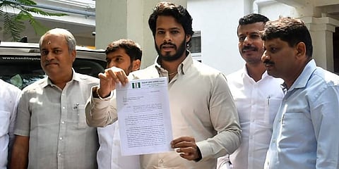 ಕಾಂಗ್ರೆಸ್ ಶಾಸಕ ಎಚ್‌ಸಿ ಬಾಲಕೃಷ್ಣ ವಿರುದ್ಧ ಜೆಡಿಎಸ್ ಯುವ ಘಟಕದ ಅಧ್ಯಕ್ಷ ನಿಖಿಲ್ ಕುಮಾರಸ್ವಾಮಿ ದೂರು ನೀಡಿದರು.