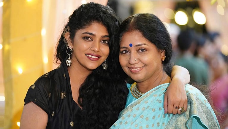 ನಟಿ ಸುಧಾ ಬೆಳವಾಡಿ ಜನ್ಮದಿನ: ಶುಭ ಕೋರಿದ ಮಾಜಿ ಕ್ರಿಕೆಟಿಗ ಕಪಿಲ್ ದೇವ್, ನಟ ಕಿಚ್ಚ ...