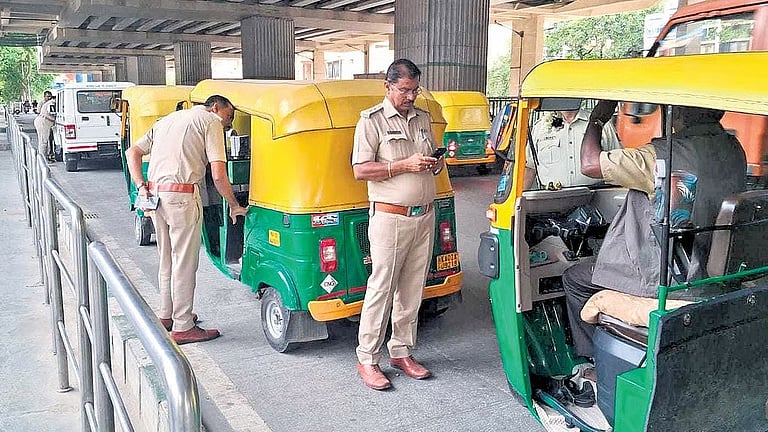 ಮನಸೋ ಇಚ್ಚೆ ಪ್ರಯಾಣಿಕರಿಂದ ದರ ವಸೂಲಿ: ಆಟೋ ಚಾಲಕರಿಗೆ RTO ಶಾಕ್; 114 ಆಟೋ ಸೀಜ್ ...