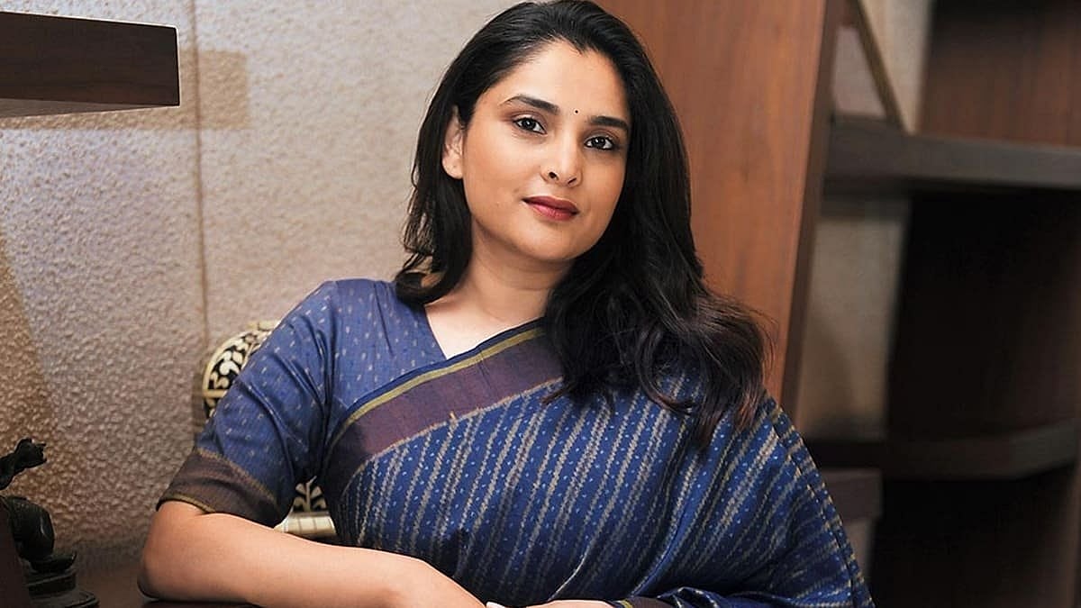 ಅಶ್ಲೀಲ ಸಂದೇಶ ಪ್ರಕರಣ: ‘ಕೇಸ್ ಹಿಂಪಡೆಯಿರಿ’; ರಮ್ಯಾ ಕಾಲಿಗೆ ಬಿದ್ದ ದರ್ಶನ್ ಫ್ಯಾನ್ಸ್- ಕ್ಷಮಿಸಲ್ಲ ಎಂದ ನಟಿ..!