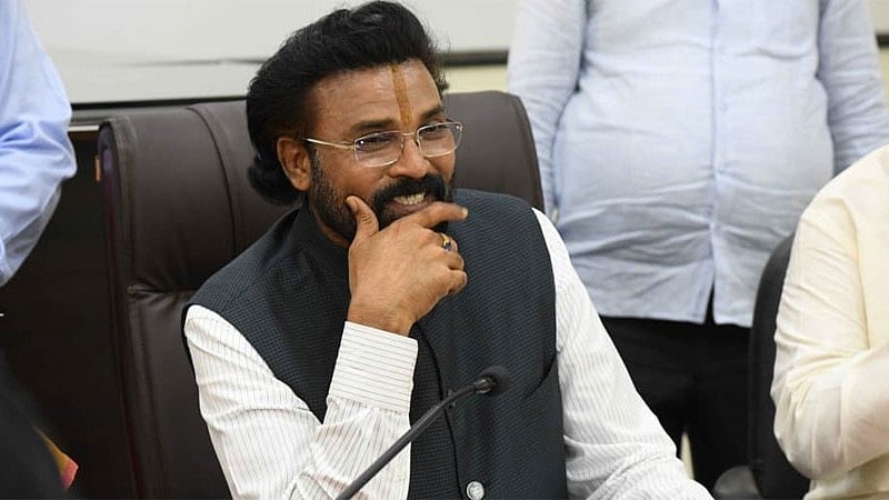 ಮಧು ಬಂಗಾರಪ್ಪ ದಿನಕ್ಕೊಂದು ಶೂ ಹಾಕ್ತಾರೆ, ಶಾಲಾ ಮಕ್ಕಳಿಗೆ ಕಿತ್ತೋಗಿರೋ ಶೂ ಕೊಡ್ತಾರೆ; ಚಿಂದಿ ಆಯುವವರು ಕೂಡ ಅದನ್ನು ತಗೊಳ್ಳಲ್ಲ- ಶ್ರೀರಾಮುಲು