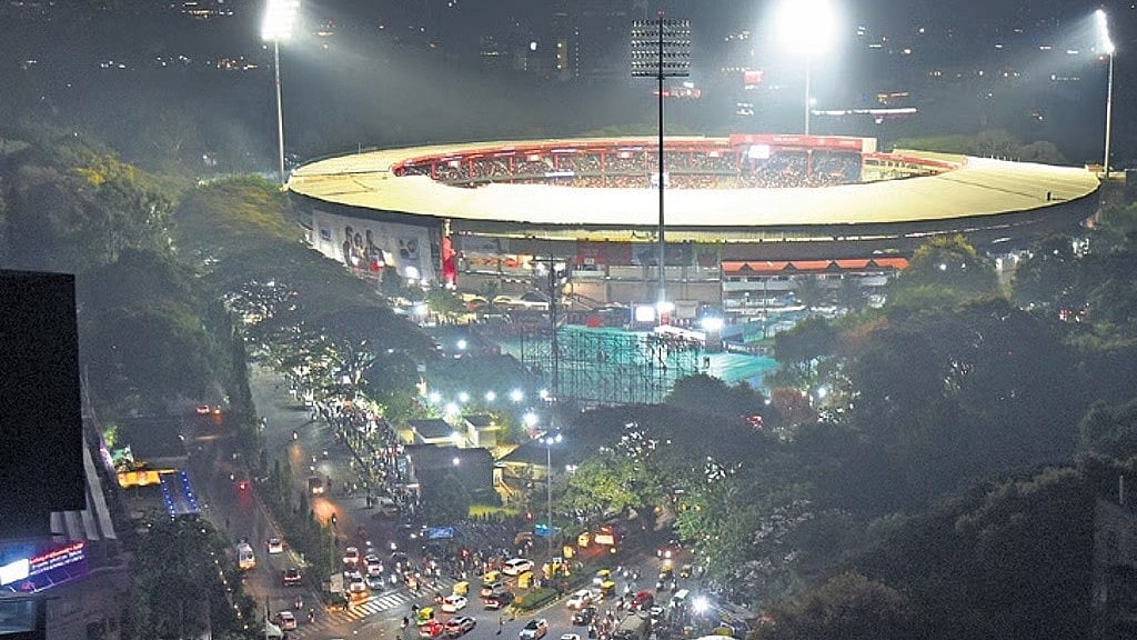 IPL ಟಿಕೆಟ್ ವಿವಾದ: ಎರೆಡರಡು VIP ಪಾಸ್ ಪಡೆದರೂ ಮೈದಾನಕ್ಕೆ ಬಾರದ ಶಾಸಕರು, ಟೀಕೆ ಶುರು