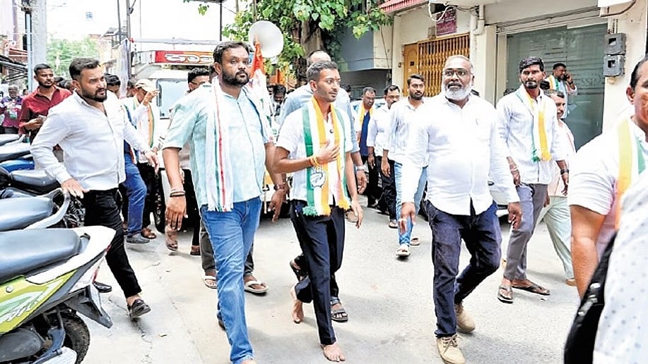 ದಾವಣಗೆರೆ ಉಪಚುನಾವಣೆ: ಸುಡು ಬಿಸಿಲಲ್ಲಿ ಬರಿಗಾಲಲ್ಲಿ ಸಮರ್ಥ್‌ ಶಾಮನೂರು ಪ್ರಚಾರ..!