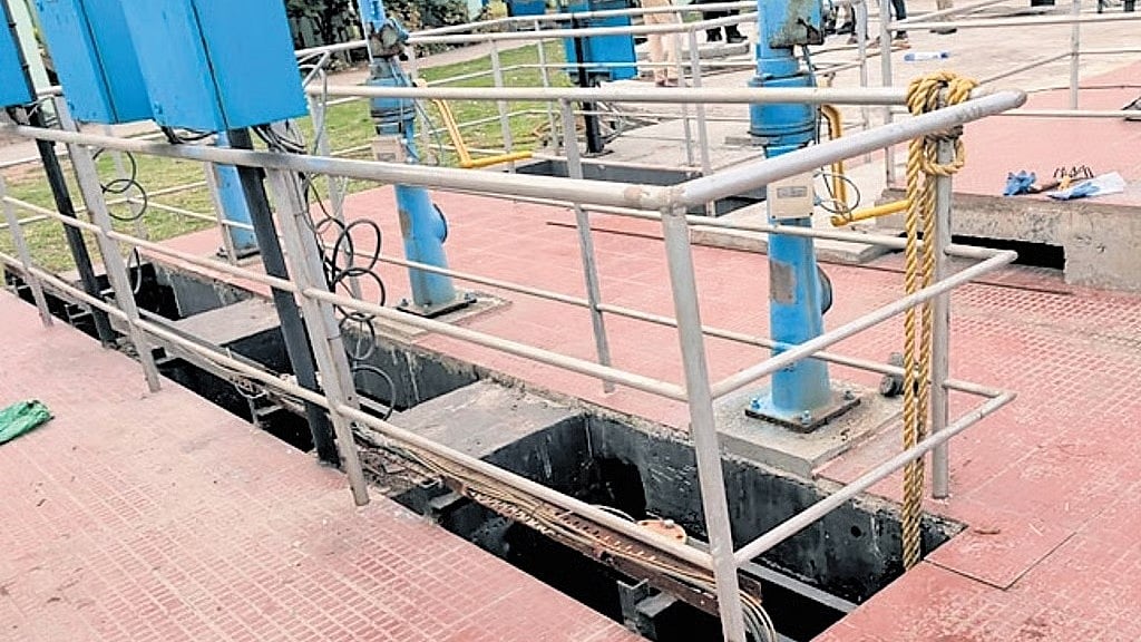 40 ಅಡಿ ಆಳದ STP ಟ್ಯಾಂಕ್‌ಗೆ ಬಿದ್ದ ಕಾರ್ಮಿಕರು: ಓರ್ವನ ರಕ್ಷಣೆ, ಇಬ್ಬರು ನಾಪತ್ತೆ..!