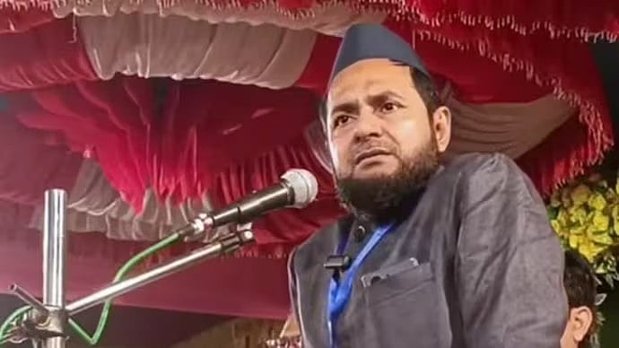 ಶ್ರೀಕೃಷ್ಣ ದಿನಕ್ಕೆ ಐದು ಬಾರಿ ನಮಾಜ್ ಮಾಡುತ್ತಿದ್ದ: Video ವೈರಲ್, ಮುಸ್ಲಿಂ ಮೌಲ್ವಿಯ ನಾಲಿಗೆ ಕತ್ತರಿಸುವವರಿಗೆ 10 ಲಕ್ಷ ರೂ ಬಹುಮಾನ ಘೋಷಿಸಿದ ಅಯೋಧ್ಯೆ ಸ್ವಾಮೀಜಿ!