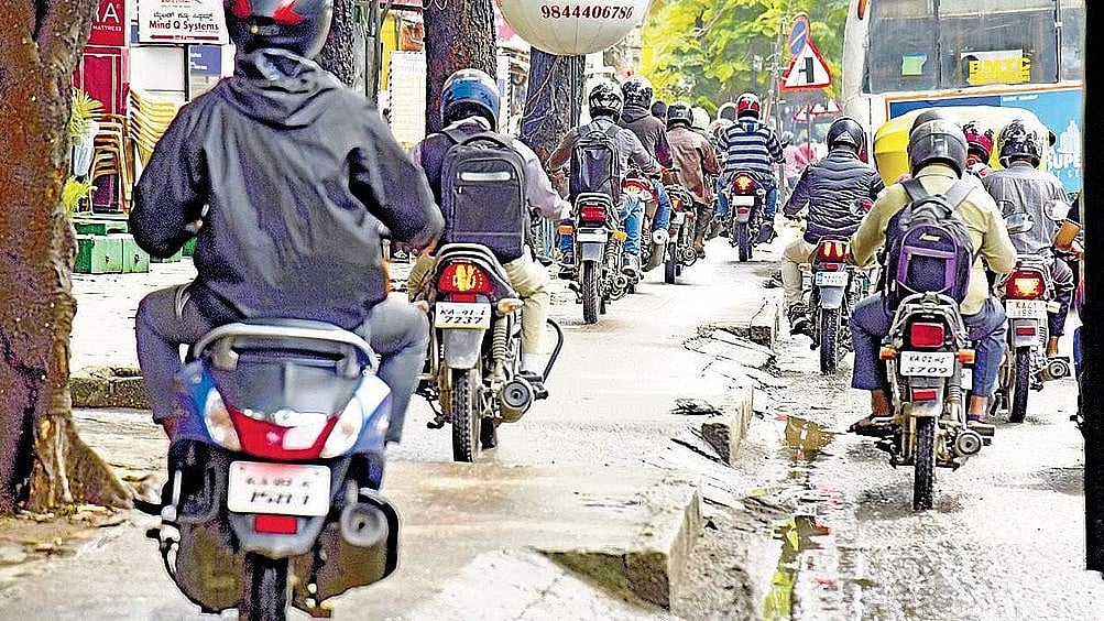 ಬೆಂಗಳೂರು ಬೈಕ್ ಸವಾರರೇ ಎಚ್ಚರ: ಪಾದಚಾರಿ ಮಾರ್ಗದಲ್ಲಿ ಬೈಕ್ ಚಲಾಯಿಸಿದರೆ 5 ಸಾವಿರ ರೂ. ದಂಡ!