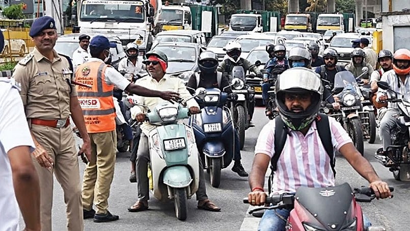 ಬೆಂಗಳೂರಿನ 4 ಪ್ರಮುಖ ಫ್ಲೈಓವರ್‌ಗಳಲ್ಲಿ ಬೈಕ್-ಆಟೋ ಸಂಚಾರ ಬಂದ್: ಟ್ರಾಫಿಕ್ ಜಾಮ್'ಗೆ ಸವಾರರು ಹೈರಾಣ, ಪೊಲೀಸರ ವಿರುದ್ಧ ಜನಾಕ್ರೋಶ..!