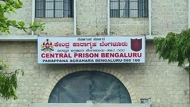 ಜೈಲನ್ನೇ ಅಡ್ಡೆ ಮಾಡಿಕೊಂಡ ಕೈದಿ: ಪರಪ್ಪನ ಅಗ್ರಹಾರ ಕಾರಾಗೃಹದಿಂದಲೇ ಗ್ಯಾಂಗ್‌ವಾರ್‌ಗೆ ಸ್ಕೆಚ್; ಪೊಲೀಸರ ತನಿಖೆಯಲ್ಲಿ ಶಾಕಿಂಗ್‌ ಮಾಹಿತಿ ಬಹಿರಂಗ!