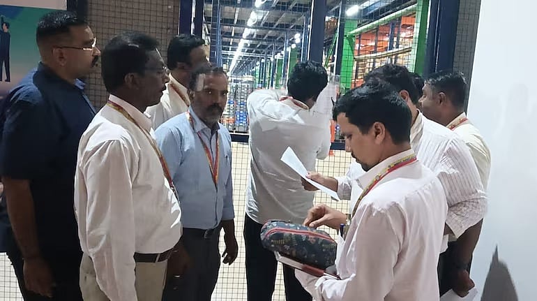 ಅಮೆಜಾನ್, ಸ್ವಿಗ್ಗಿ ಇನ್‌ಸ್ಟಾಮಾರ್ಟ್ ಡಾರ್ಕ್ ಸ್ಟೋರ್‌ಗಳ ಮೇಲೆ ದಾಳಿ; ಅವಧಿ ಮೀರಿದ, ತಪ್ಪು ಲೇಬಲ್ ಆಹಾರ ಪದಾರ್ಥಗಳು ವಶಕ್ಕೆ: Video