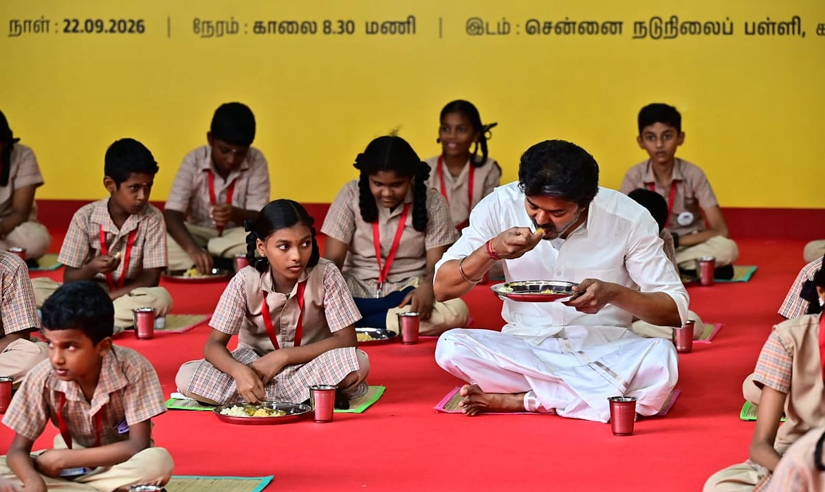 ಶಾಲಾ ಮಕ್ಕಳಿಗೆ ಪೊಂಗಲ್ ಬಡಿಸಿ, ನೆಲದ ಮೇಲೆ ಕುಳಿತು ಉಪಾಹಾರ ಸೇವಿಸಿದ ತಮಿಳುನಾಡು ಸಿಎಂ ವಿಜಯ್; Video Viral