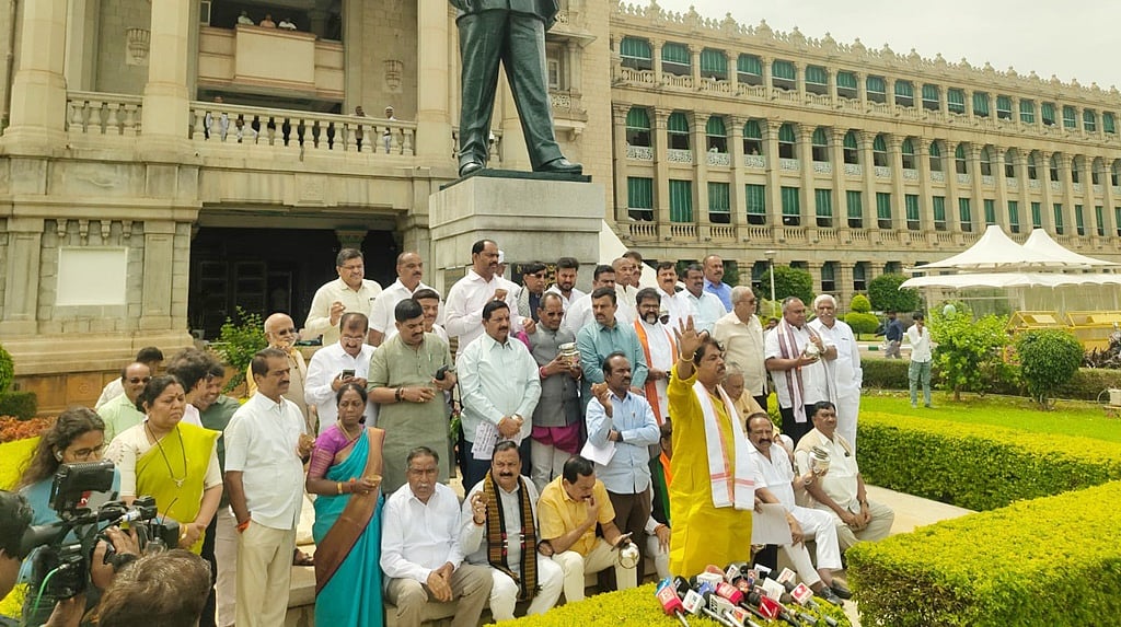 ಸರ್ಕಾರದ ಖಜಾನೆ ಖಾಲಿ: ಆರ್ಥಿಕ ಇಲಾಖೆ ಎಚ್ಚರಿಕೆ ಬೆನ್ನಲ್ಲೇ ಸರ್ಕಾರದ ವಿರುದ್ಧ BJP ಕಿಡಿ, ವಿಧಾನಸೌಧ ಆವರಣದಲ್ಲಿ ಪ್ರತಿಭಟನೆ..!