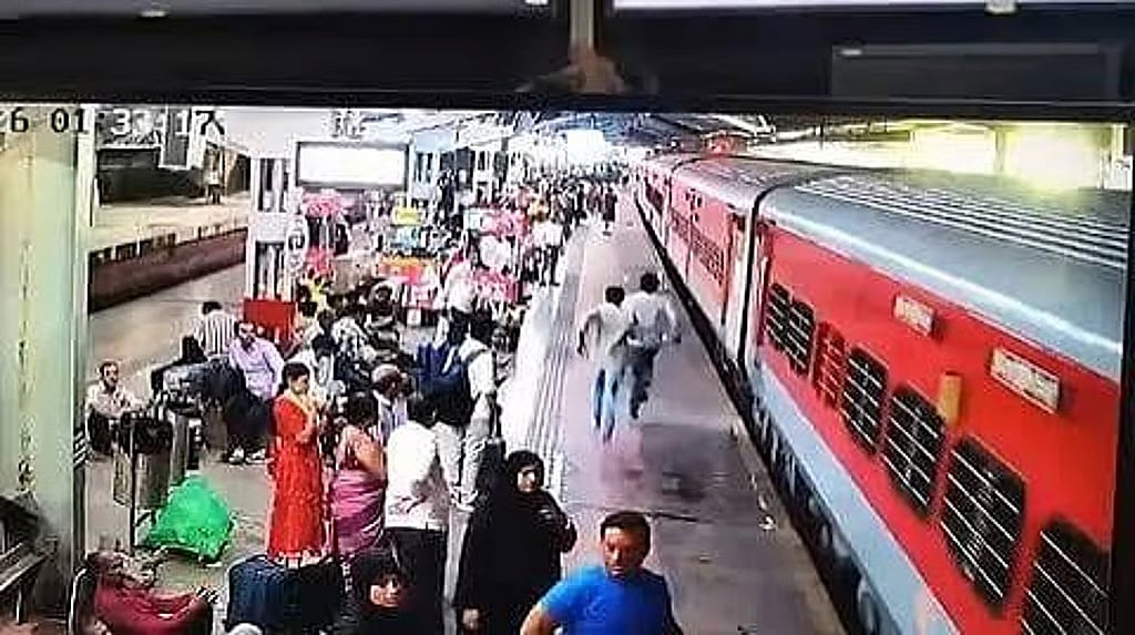 ಟೈಗರ್ ಶ್ರಾಫ್ ಮೇಲೆ ದಾಳಿ ಮಾಡಿದ ಶಂಕಿತರು ಸೂರತ್ ನಿಲ್ದಾಣದಲ್ಲಿ ರೈಲು ಹತ್ತಲು ಧಾವಂತ; CCTVಯಲ್ಲಿ ದೃಶ್ಯ ಸೆರೆ; Video