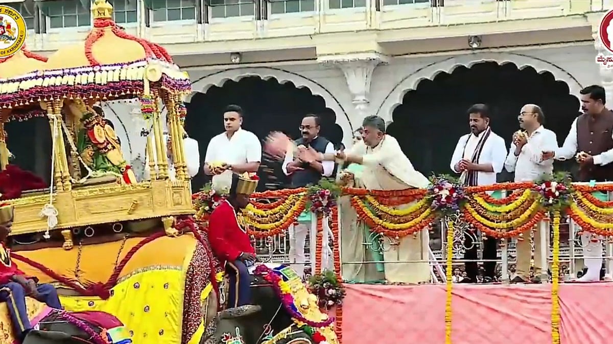 ವಿಶ್ವವಿಖ್ಯಾತ ಮೈಸೂರು ದಸರಾ ಜಂಬೂ ಸವಾರಿಗೆ ಚಾಲನೆ: ತಾಯಿ ಚಾಮುಂಡೇಶ್ವರಿಗೆ CM ಡಿಕೆ ಶಿವಕುಮಾರ್ ಪುಷ್ಪಾರ್ಚನೆ