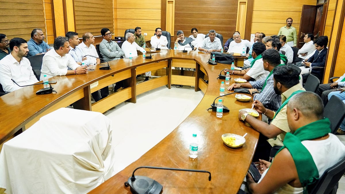 ಸಿಎಂ ಜತೆಗಿನ ಸಭೆ ವಿಫಲ, ಕಬ್ಬು ಬೆಳೆಗಾರರ ಹೋರಾಟ ಮುಂದುವರಿಕೆ; ಗಲಾಟೆ ಏಕೆ ಮಾಡ್ಕೊಂಡ್ರಿ: ಡಿಕೆಶಿ ಗರಂ