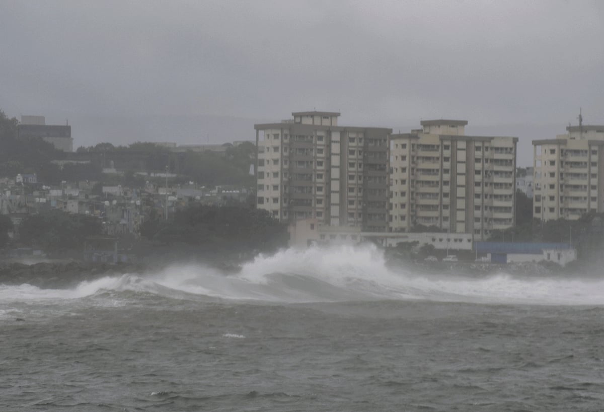 ಆಂಧ್ರ, ಒಡಿಶಾಗೆ 'Cyclone Arnab' ಅಬ್ಬರದ ಭೀತಿ; 50 ರೈಲು, 21 ವಿಮಾನಗಳ ಹಾರಾಟ ಸ್ಥಗಿತ, 30 ಸಾವಿರಕ್ಕೂ ಹೆಚ್ಚು ಜನರ ಸ್ಥಳಾಂತರ!