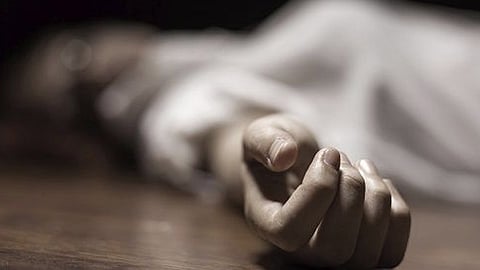 மனைவியை கொன்று பிணத்தை வீட்டிற்குள் பூட்டி வைத்த கணவன்