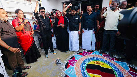 தொகுதி மறுவரையறை மசோதாவுக்கு எதிர்ப்பு - கருப்புக்கொடி ஏற்றி முதலமைச்சர் போராட்டம்