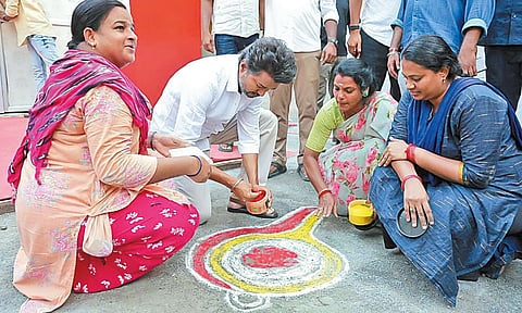 பெரம்பூரில் திடீர் விசிட்..!- பெண்களுடன் அமர்ந்து விசில் கோலம் போட்ட விஜய்