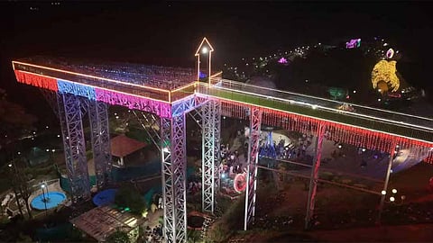 மூணாறில் சுற்றுலா பயணிகளை கவரும் கண்ணாடி கோபுர நடைபாதை
