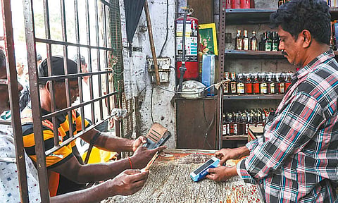 தொழிலாளர் தினத்தையொட்டி மே 1-ந் தேதி மதுக்கடைகளை மூட உத்தரவு