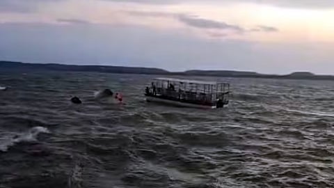 Boat Capsized | திடீரென மூழ்கிய சொகுசு கப்பல்... 6 சுற்றுலா பயணிகள் உயிரிழப்பு... மீட்பு பணிகள் தீவிரம்!