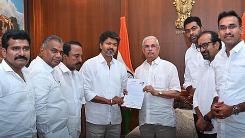 ஆளுநரை சந்தித்து ஆட்சி அமைக்க உரிமை கோரினார் த.வெ.க. தலைவர் விஜய் 