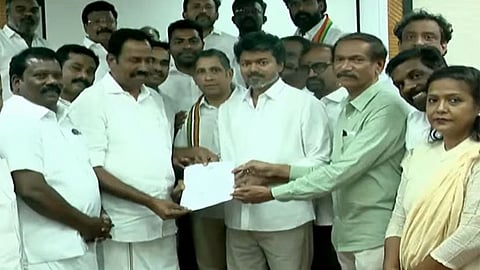 ஆதரவு கடிதத்தை அளித்த காங்கிரஸ் - தவெக பலம் 113 ஆக உயர்வு
