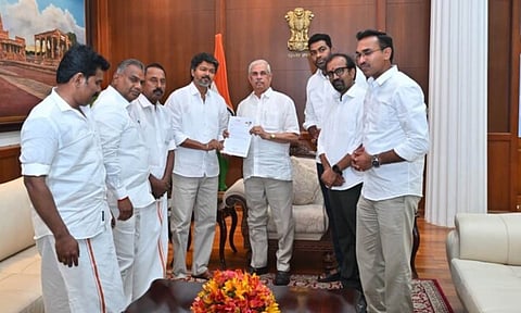 ‘2 நாட்களுக்குள் பெரும்பான்மையை நிரூபிக்க வேண்டும்’ - விஜய்க்கு ஆளுநர் அதிரடி உத்தரவு
