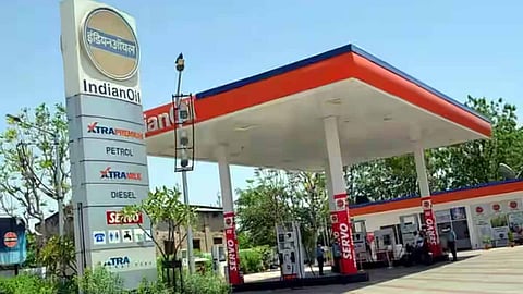 தினசரி 1000 கோடி ரூபாய் இழப்பை சந்திக்கும் எண்ணெய் நிறுவனங்கள்