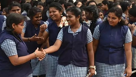 பிளஸ்-2 தேர்வு முடிவுகள்: வழக்கம் போல் மாணவிகள் தேர்ச்சி விகிதம் அதிகம்