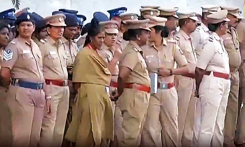 ஆளுநரை கண்டித்து காங்கிரஸ் ஆர்ப்பாட்டம்- போலீசார் குவிப்பு 