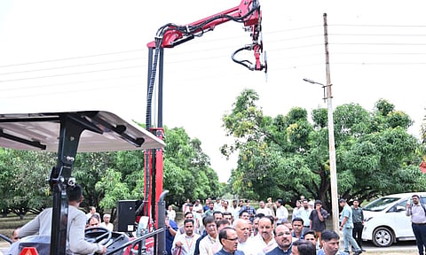 லக்னோவில் கத்தரிப்பு தொழில்நுட்பத்தை அறிமுகம் செய்த வேளாண் அமைச்சர் சிவராஜ் சௌஹான் 