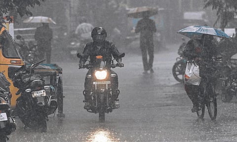 புதுவையில் மழை: கோடை வெப்பத்தில் தவித்த மக்களுக்கு திடீர் மகிழ்ச்சி
