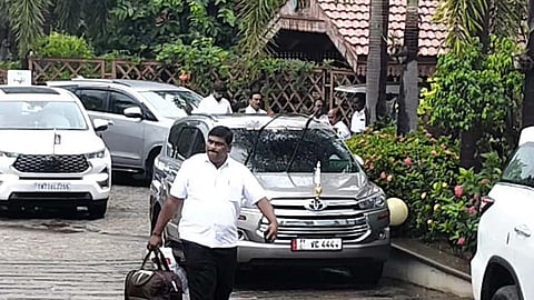புதுச்சேரி சொகுசு விடுதியில் தங்கி இருந்த தமிழக அதிமுக எம்எல்ஏக்கள் சென்னை புறப்பட்டனர்