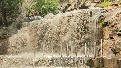 பஞ்சலிங்க அருவியில் திடீர் வெள்ளப்பெருக்கு - சுற்றுலா பயணிகளுக்கு தடை
