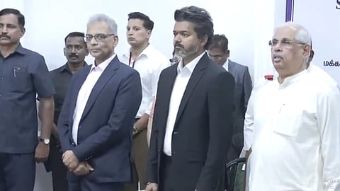 ஆளுநர் மாளிகையில் தற்காலிக சபாநாயகராக பதவியேற்றார் கருப்பையா
