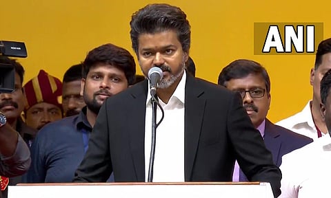 ‘ஒரே பவர் சென்டர்தான்... ஆட்டம் ஆடலாம் என நினைத்தால்’ -  அமைச்சர்களுக்கு விஜய் எச்சரிக்கை