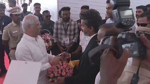 கோட் சூட் உடன் கெத்து... ஆளுநருக்கு பூங்கொத்து கொடுத்து வரவேற்றார் த.வெ.க. தலைவர் விஜய்