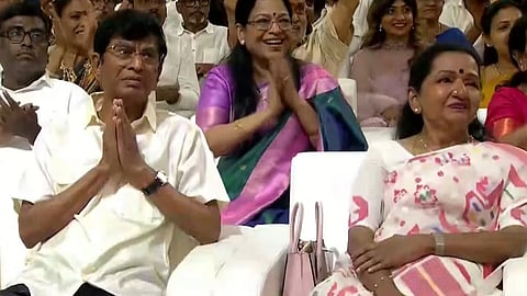 C.ஜோசப் விஜய் எனும் நான்... ஆனந்த கண்ணீரில் விஜயின் பெற்றோர்