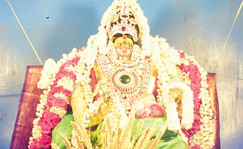 சோழவந்தான் ஜெனகை மாரியம்மன் கோவிலில் பூச்சொரிதல் விழா